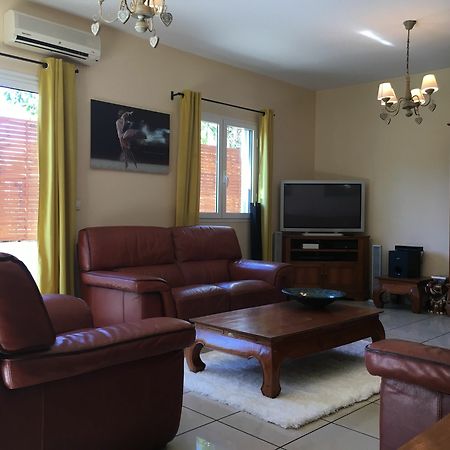 House With 5 Rooms In Etang Sale, With Wonderful Mountain View, Enclos Eksteriør billede