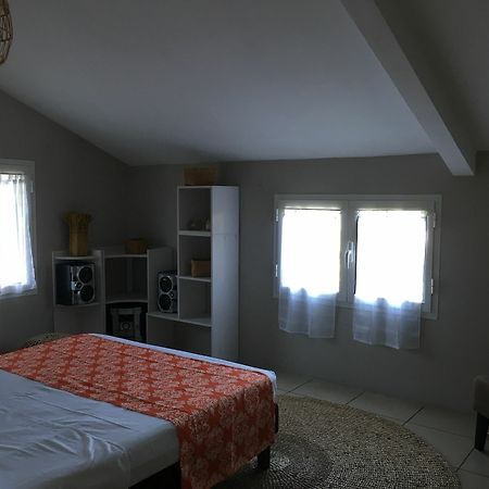 House With 5 Rooms In Etang Sale, With Wonderful Mountain View, Enclos Eksteriør billede
