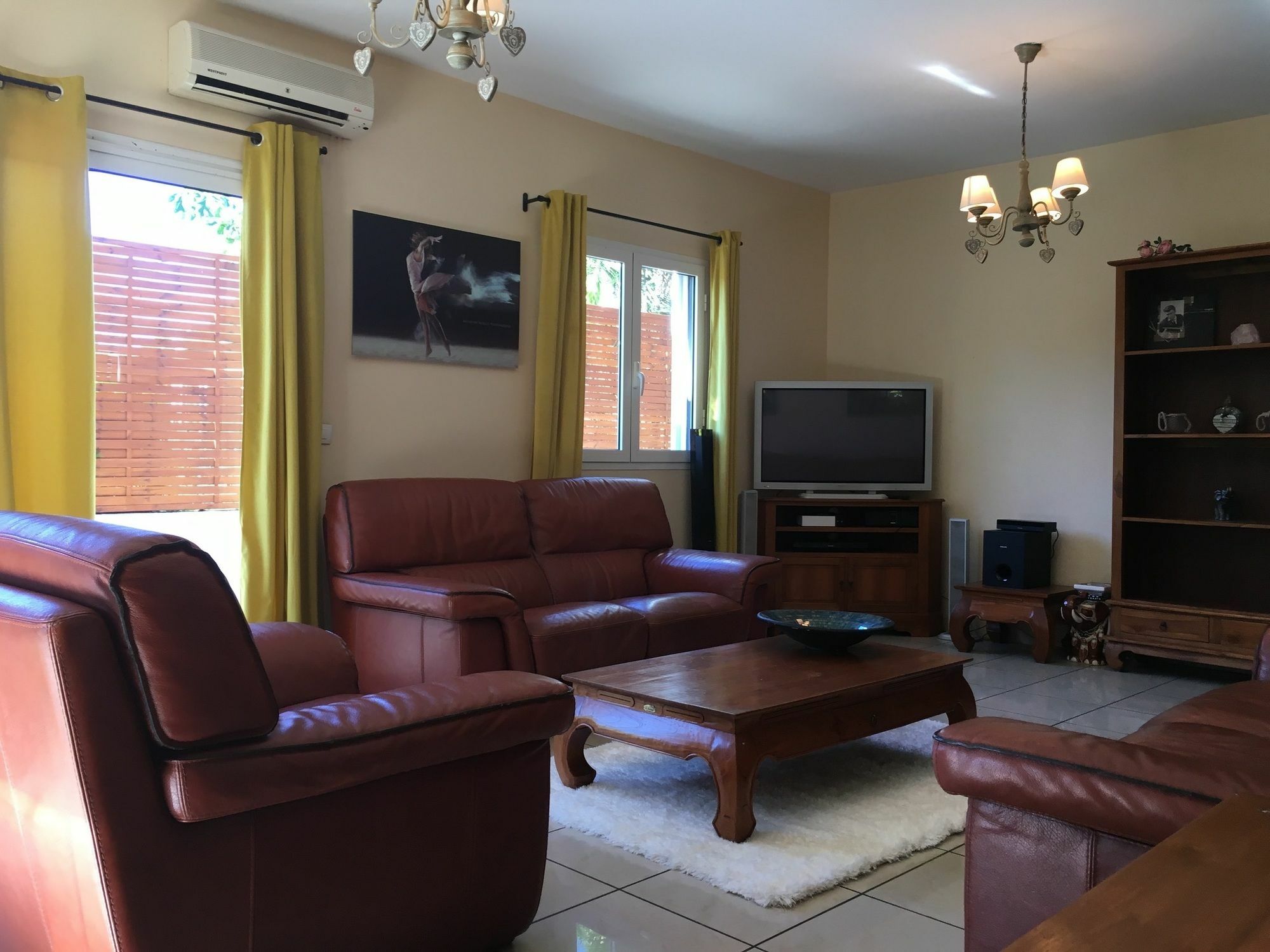 House With 5 Rooms In Etang Sale, With Wonderful Mountain View, Enclos Eksteriør billede