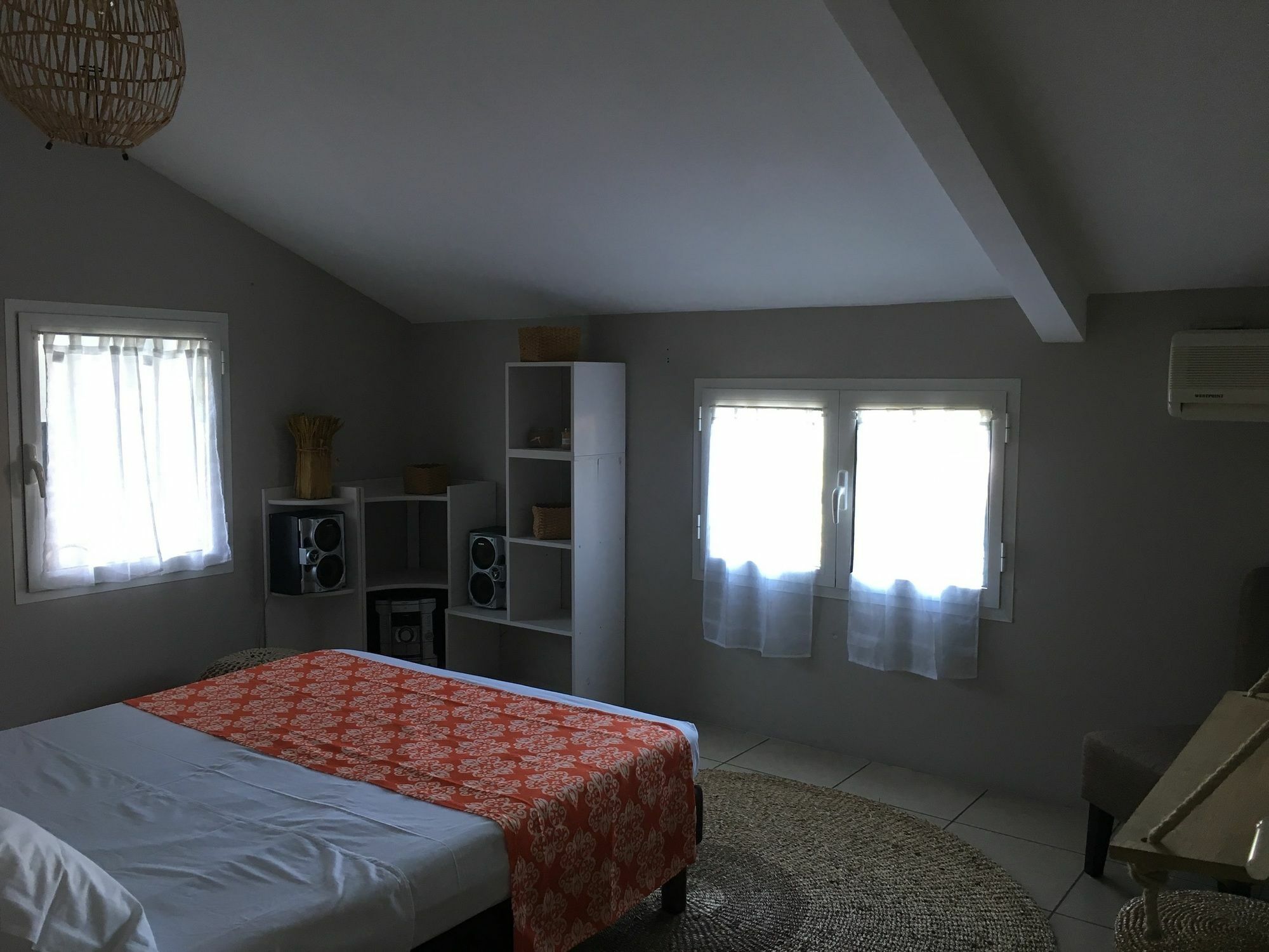 House With 5 Rooms In Etang Sale, With Wonderful Mountain View, Enclos Eksteriør billede