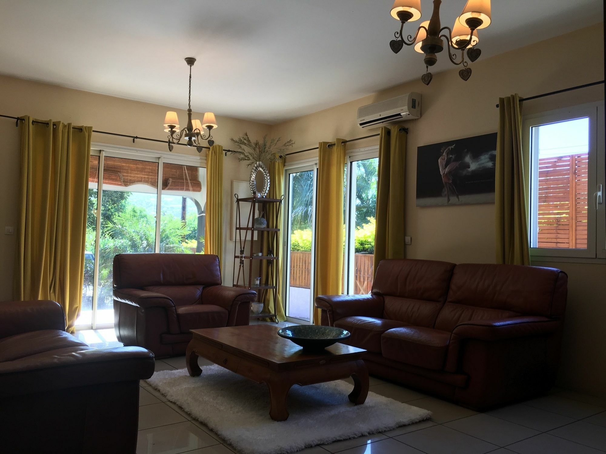 House With 5 Rooms In Etang Sale, With Wonderful Mountain View, Enclos Eksteriør billede